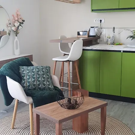 Sunny Woods Apartment *